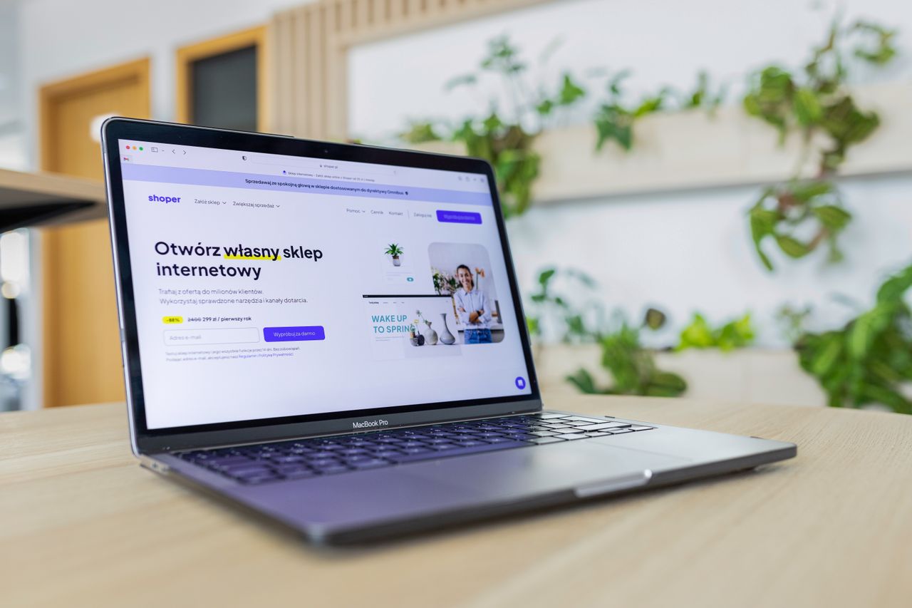 Vue rapprochée d’un ordinateur portable affichant un site e-commerce ouvert, entouré d’un décor de bureau moderne.